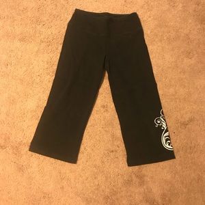 Black yoga crops with design